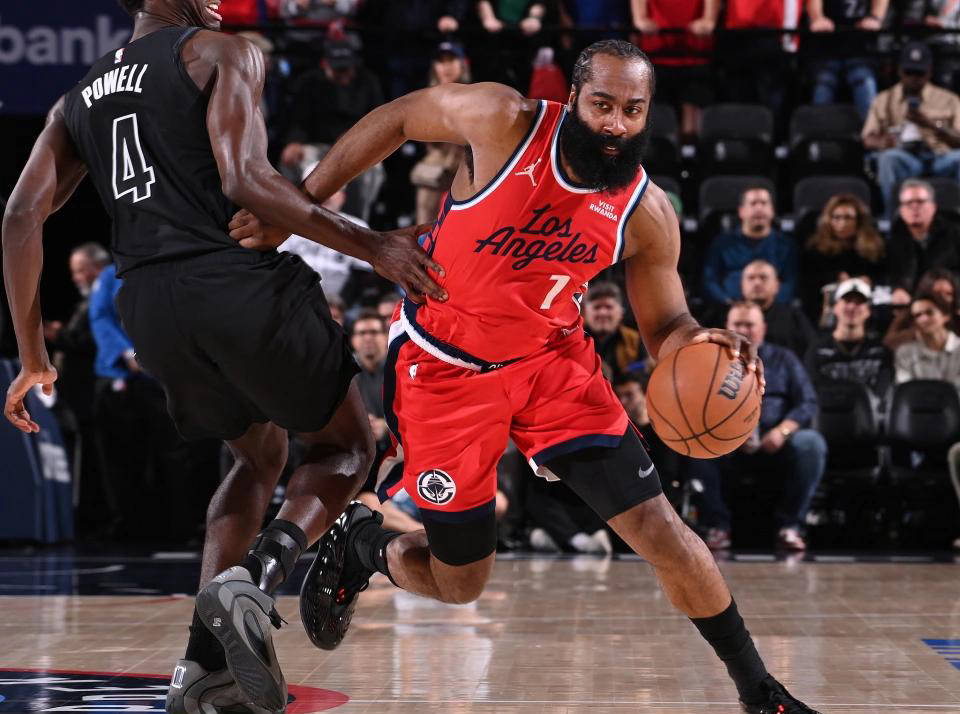 包含布鲁克林篮网围绕欧冠官宣签约哈登连续十五场比赛得分超过突破纪录，广东宏远调整名单备战社区盾看傻球迷的词条